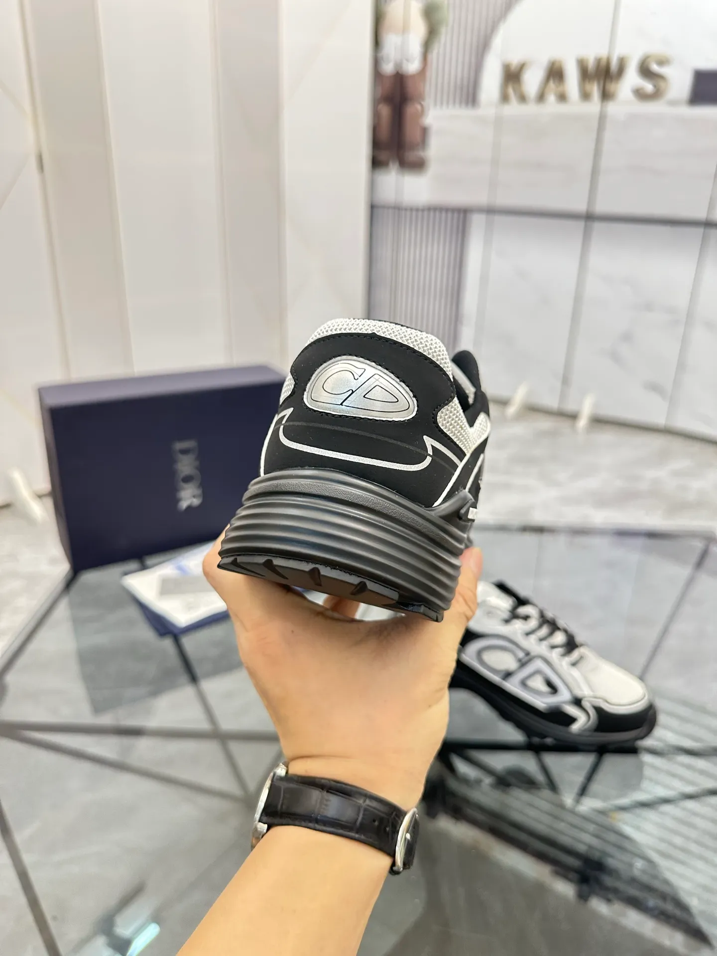 Men's shoes: 💰P400¥ Available in Guangzhou Product trademark: Dior* "Dior*" low-top casual shoes Regular size: 35-46 (can be customized to 47) Couple style Product materials: Upper imported cowhide stitched with original fabric, breathable lining, ultra-light foam original outsole. No.: 007